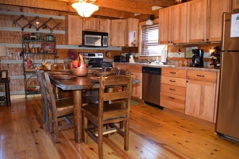 Fully Equipped Kitchen and Dining for 6