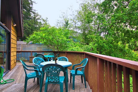 Outdoor dining on the back deck.