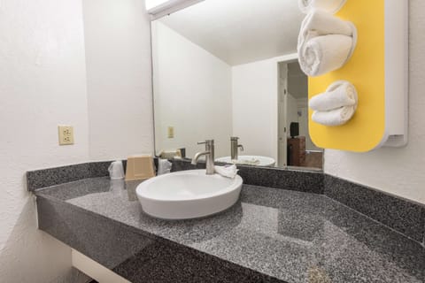 Combined shower/tub, hair dryer, towels