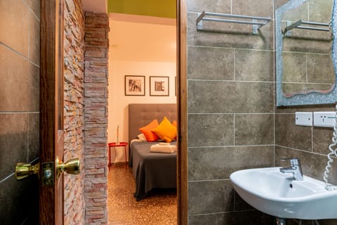 Comfort Room, 1 Queen Bed | Bathroom | Free toiletries, hair dryer, towels