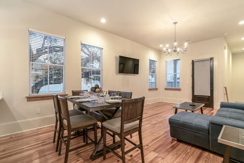 Luxury Condo, Multiple Beds, Balcony, Courtyard View | In-room dining