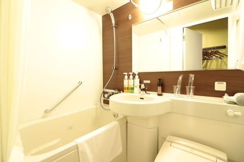 Combined shower/tub, deep soaking tub, free toiletries, hair dryer