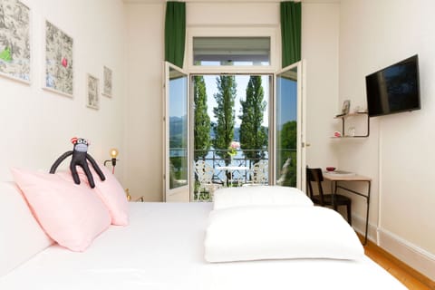 Double Room, 1 Queen Bed, Lake View | Premium bedding, desk, free WiFi, bed sheets