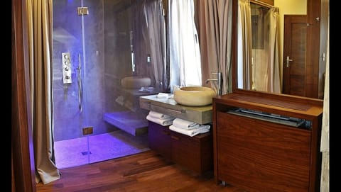 Double Room, Ensuite, Sea View (Mt Orjen) | Bathroom | Designer toiletries, hair dryer, bathrobes, slippers