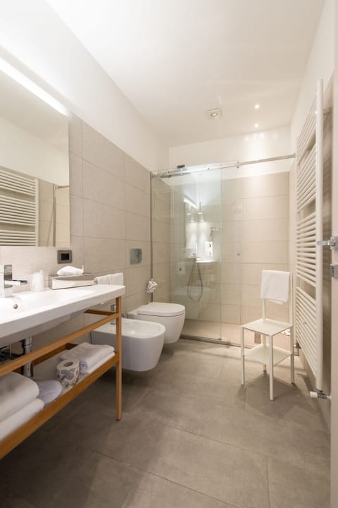 Family Room | Bathroom | Shower, free toiletries, hair dryer, bathrobes