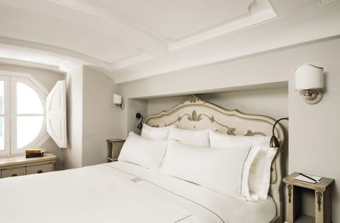 Deluxe Suite | Premium bedding, minibar, in-room safe, desk