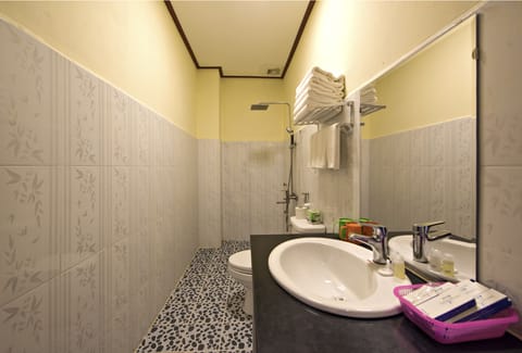 Grand Family Room | Bathroom | Shower, rainfall showerhead, designer toiletries, hair dryer