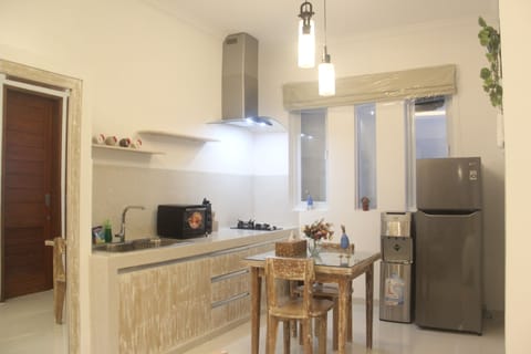 Basic Apartment | Private kitchenette | Fridge, microwave, oven, stovetop