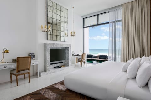 The Writer | Premium bedding, free minibar items, in-room safe, desk