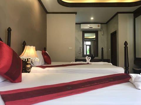 Deluxe Triple Room, Non Smoking | 1 bedroom, premium bedding, in-room safe, desk