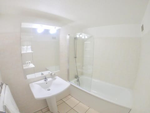 Studio | Bathroom | Deep soaking tub, free toiletries, hair dryer, towels