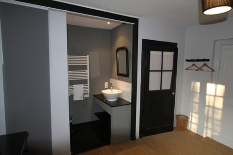 Double Room (Parme) | Bathroom | Shower, hair dryer, towels