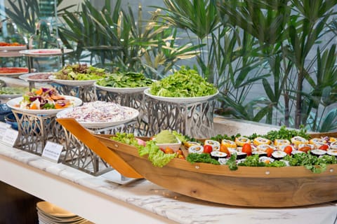 Daily buffet breakfast (VND 400000 per person)