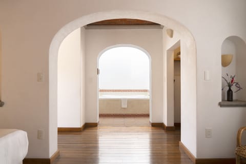 Romantic Suite with a Bathtub | Premium bedding, pillowtop beds, in-room safe, individually decorated