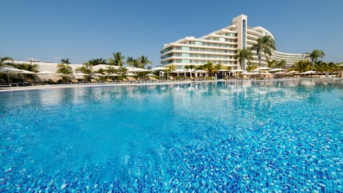 6 outdoor pools, open 7:00 AM to 8:00 PM, pool umbrellas, sun loungers