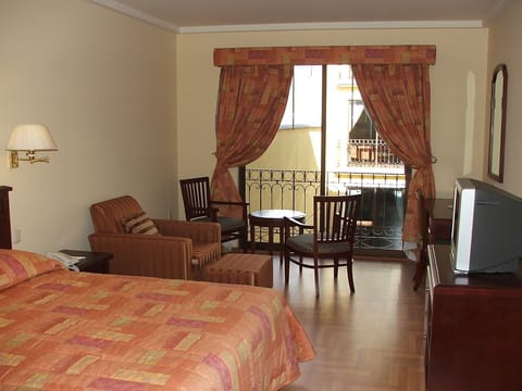 Standard Room, 1 King Bed | In-room safe, desk, iron/ironing board, free cribs/infant beds