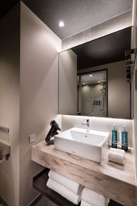 Executive Room, 1 Queen Bed | Bathroom | Free toiletries, slippers, bidet, towels