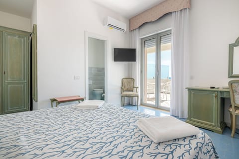 Deluxe Double Room, Sea View | Minibar, in-room safe, individually furnished, desk