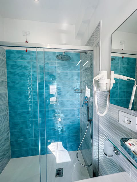 Superior Double Room, Sea View | Bathroom | Shower, free toiletries, hair dryer, bidet