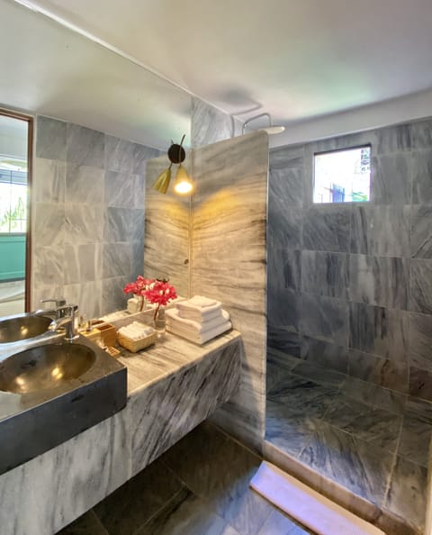 Junior Suite, Garden View | Bathroom | Shower, free toiletries, hair dryer, towels
