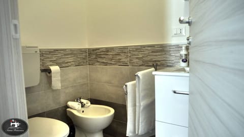 Double Room (Fucsia) | Bathroom | Shower, free toiletries, hair dryer, bathrobes