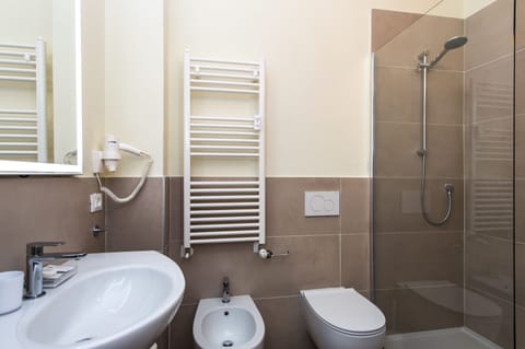Superior Double or Twin Room, Private Bathroom, City View | Bathroom | Towels, soap, shampoo, toilet paper