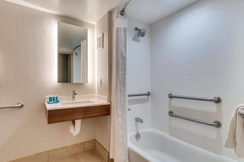 Deep soaking tub, free toiletries, hair dryer, towels