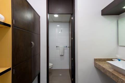 Standard Room | Bathroom | Shower, free toiletries, towels