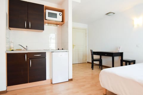 Studio, 1 Double or 2 Twin Beds | Private kitchenette | Fridge, microwave, stovetop, dishwasher