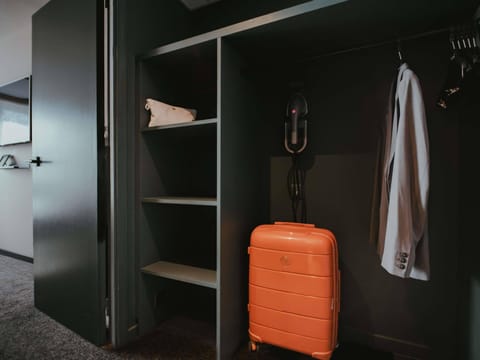 Executive Room, 1 Queen Bed | Premium bedding, memory foam beds, in-room safe, desk