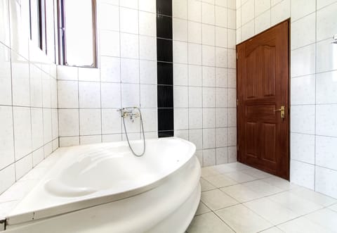 Family Villa, 5 Bedrooms | Bathroom | Shower, free toiletries, hair dryer, slippers