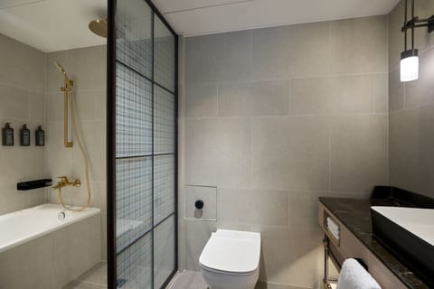 Junior Suite, 1 Bedroom | Bathroom | Combined shower/tub, free toiletries, hair dryer, bathrobes