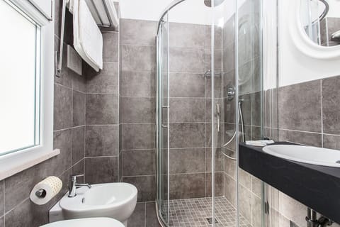 Double Room Single Use, 1 Bedroom | Bathroom | Shower, free toiletries, hair dryer, bidet