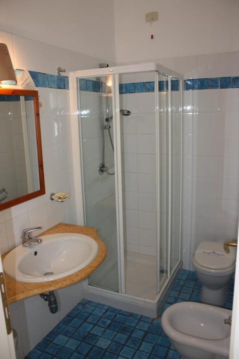 Double Room, Garden View | Bathroom | Shower, free toiletries, hair dryer, bathrobes