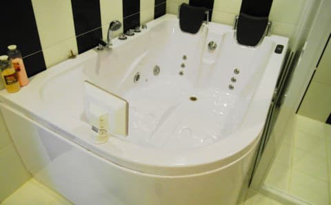 Jetted tub