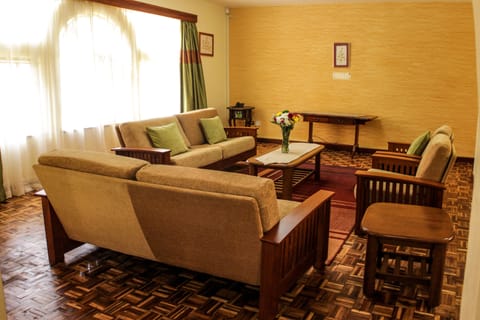 Executive Suite | In-room safe, desk, iron/ironing board, free WiFi