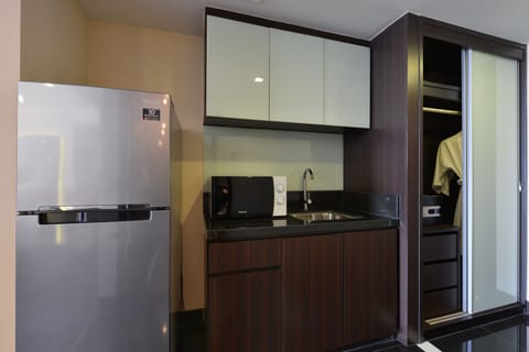 Premium Deluxe Room | Private kitchenette | Fridge, coffee/tea maker