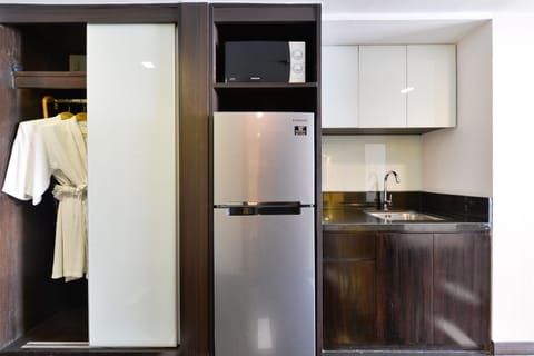 Family Suite | Private kitchenette | Fridge, coffee/tea maker