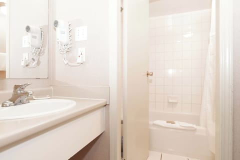 Studio Suite, 1 Queen Bed, Kitchen | Bathroom | Shower, hair dryer, towels