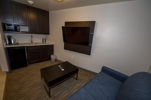 Suite, 2 Bedrooms | Living area | Smart TV