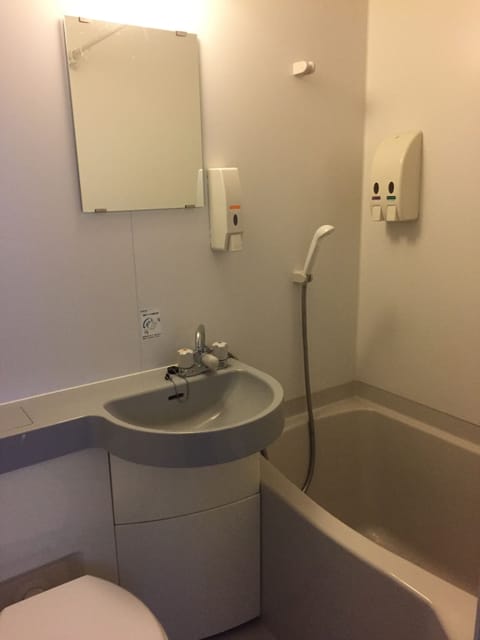 Combined shower/tub, free toiletries, hair dryer, towels