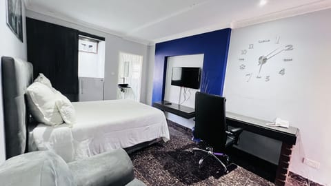 Deluxe Double Room | Living area | 42-inch LED TV with satellite channels, TV