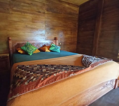 Standard Triple Room | Desk, bed sheets