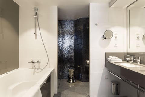 Presidential Suite | Bathroom | Combined shower/tub, free toiletries, hair dryer, towels