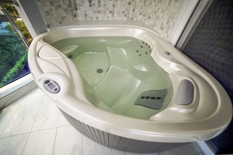 Private spa tub