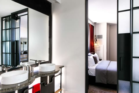 Suite, 2 Bedrooms (Bobby) | Bathroom | Free toiletries, hair dryer, bathrobes, towels