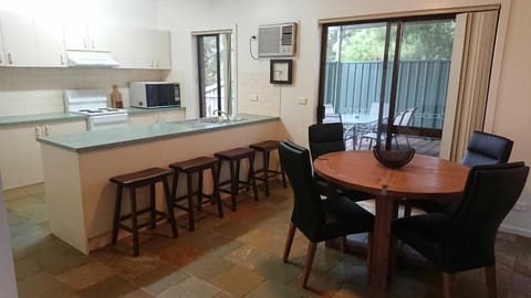 Apartment, 2 Bedrooms, Non Smoking, Golf View | In-room dining