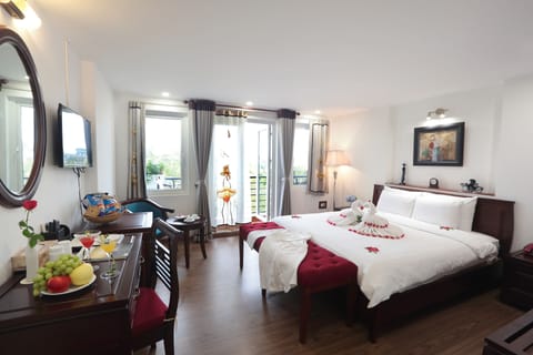 Honeymoon Room, Balcony | Premium bedding, minibar, in-room safe, desk