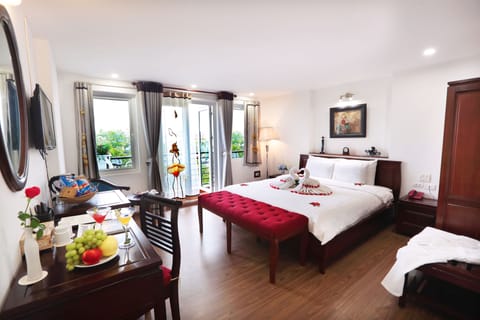 Honeymoon Room, Balcony | Premium bedding, minibar, in-room safe, desk