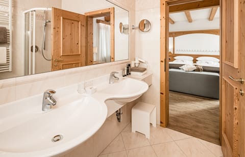 Suite | Bathroom | Free toiletries, hair dryer, bathrobes, slippers